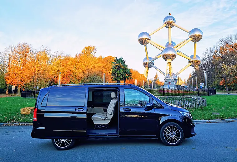 Minivan devant l'Atomium